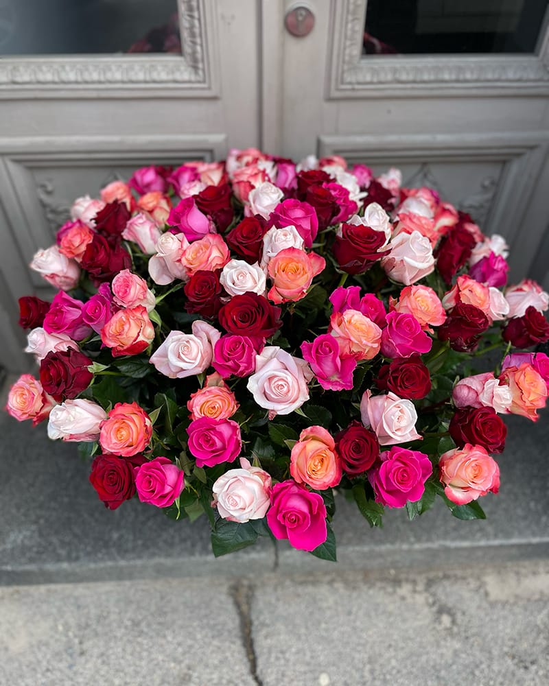 101 dažādu krāsu roze grozā