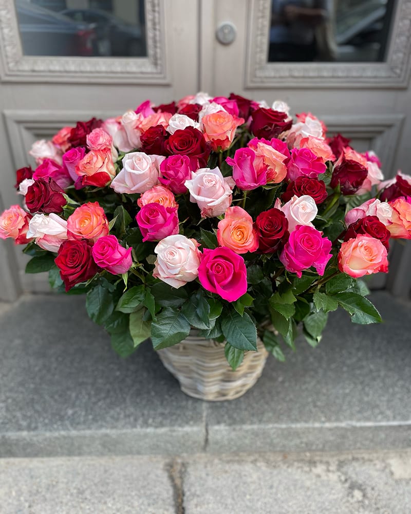 101 dažādu krāsu roze grozā