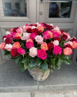 101 dažādu krāsu roze grozā