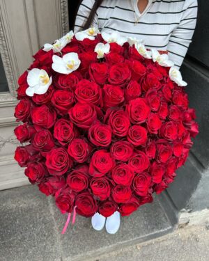 101 sarkana roze ar orhidejām