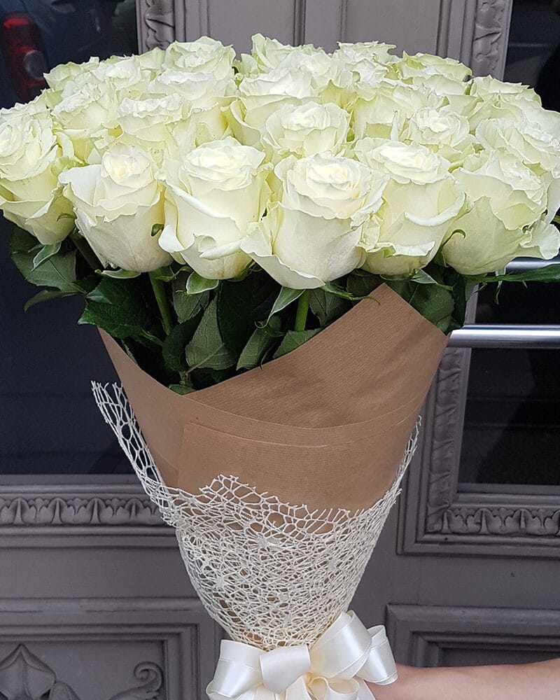 Baltu rožu (60 cm) pušķis - Image 3