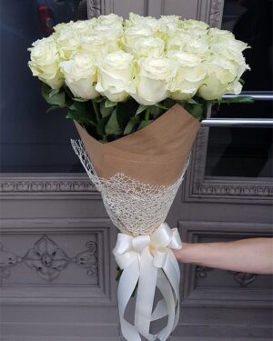 Baltu rožu (60 cm) pušķis