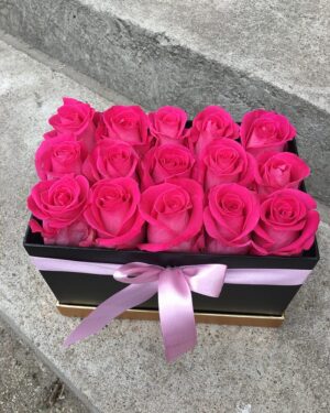 Rozā rozes melnā kastītē