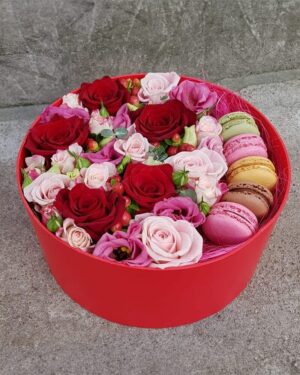 Rozes, lizantes un makarūni dāvanu kastē