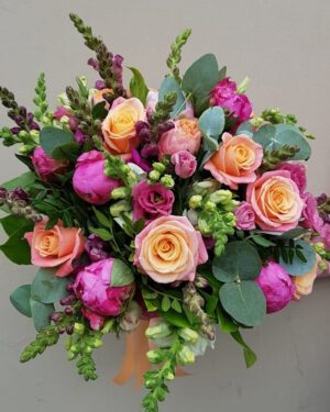 Rožu, peoniju ziedu pušķis