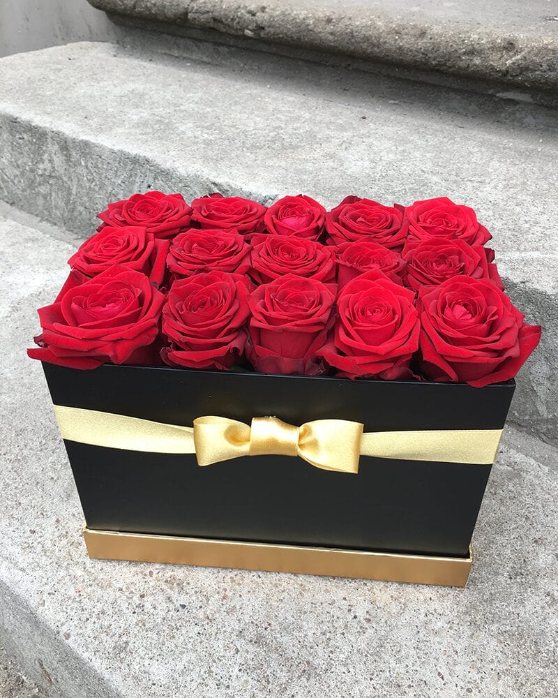 Sarkanas rozes melnā kastītē