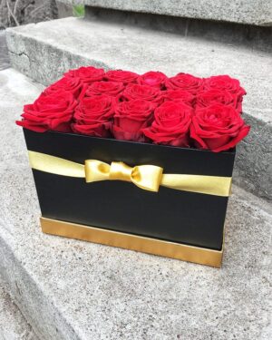 Sarkanas rozes melnā kastītē