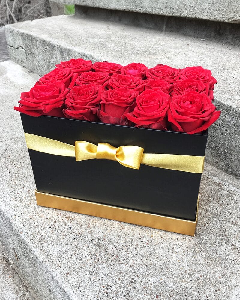 Sarkanas rozes melnā kastītē