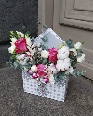 Svētku kompozīcija Balta dāvanu aploksne