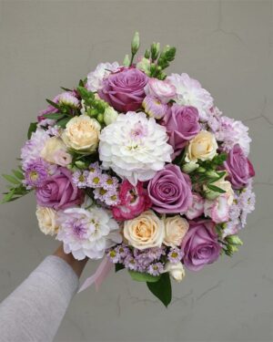 Violetais dāliju pušķis