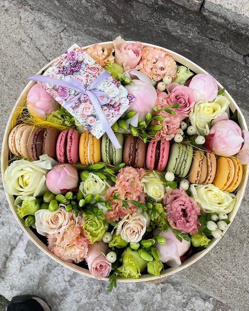 Ziedi kastē ar macarons cepumiem - Image 2