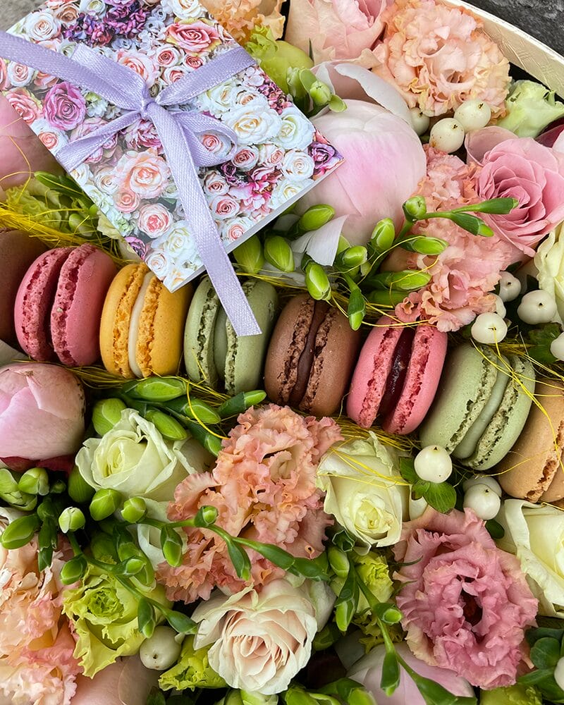 Ziedi kastē ar macarons cepumiem