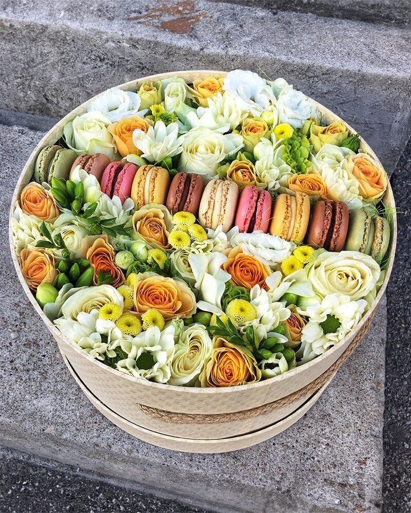 Ziedi kastē ar macarons cepumiem