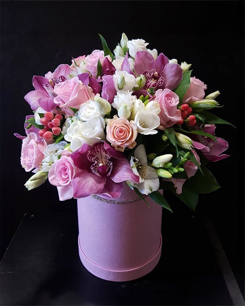 Ziedi kastītē rozā toņos