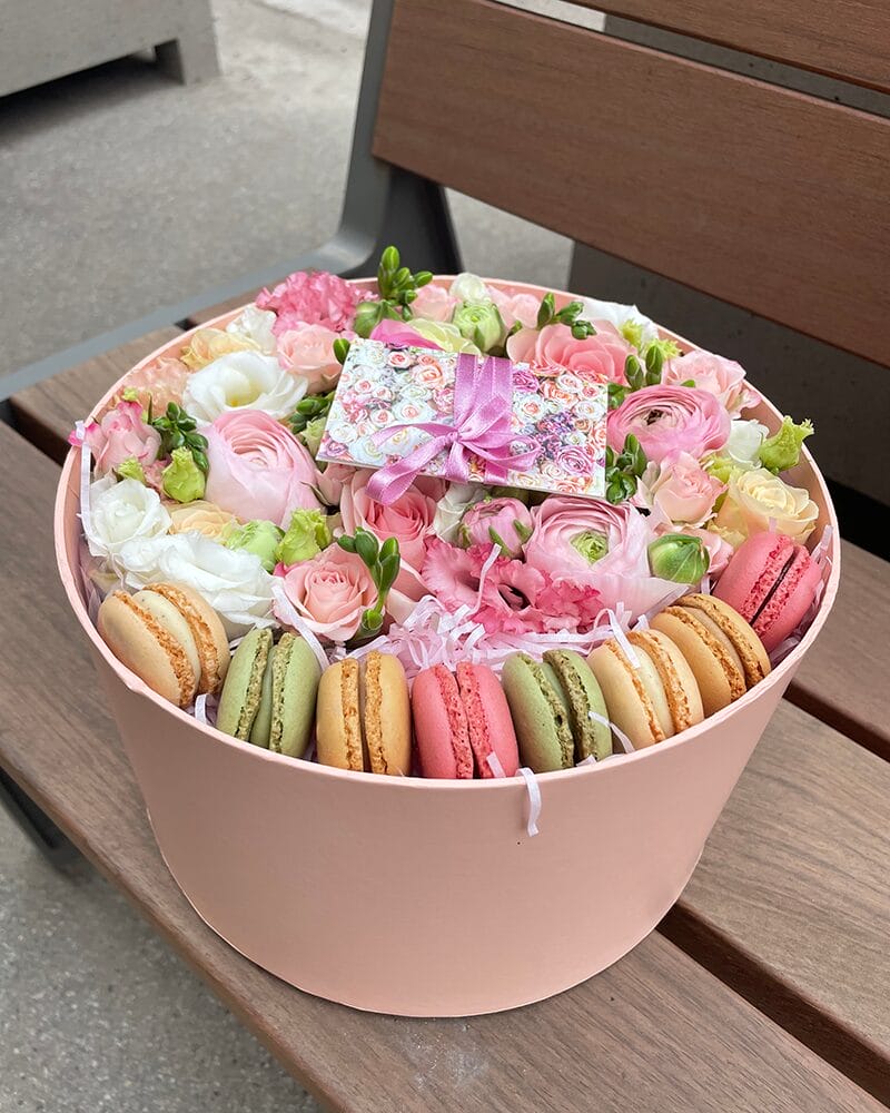 Ziedi un macaroons cepumi kārbā