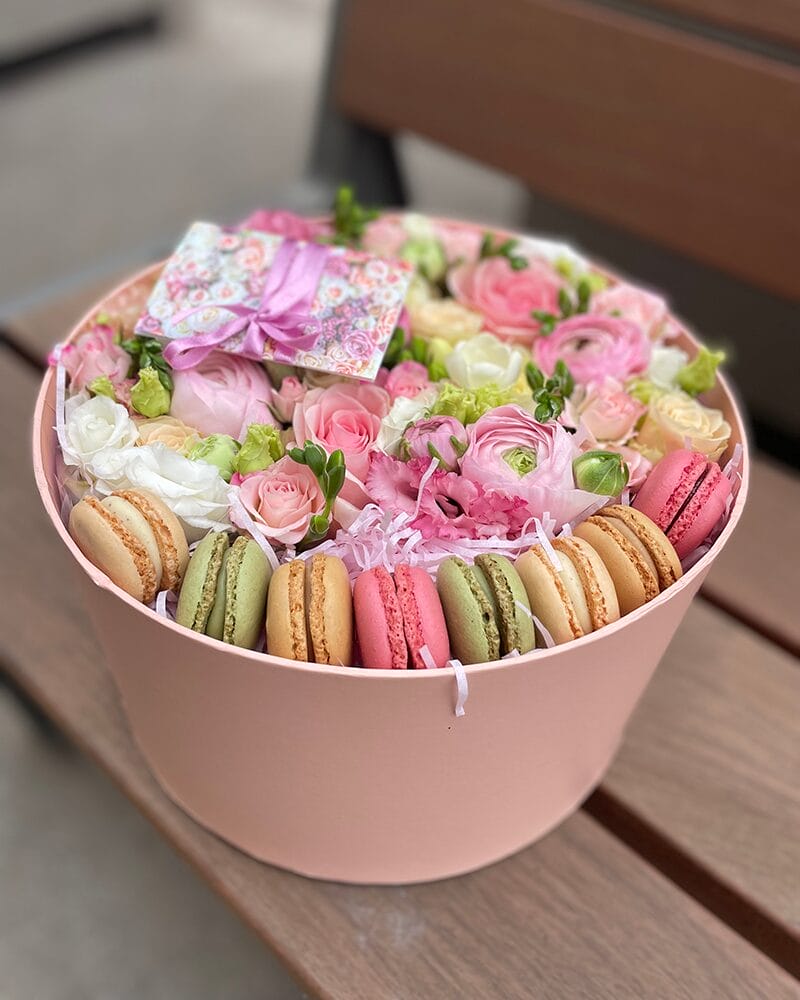 Ziedi un macaroons cepumi kārbā