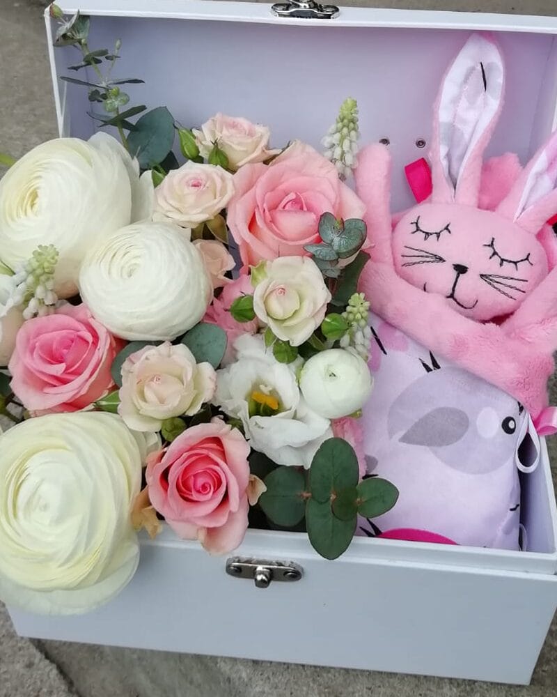 Ziedu kompozīcija ar dāvanu jaundzimušajam