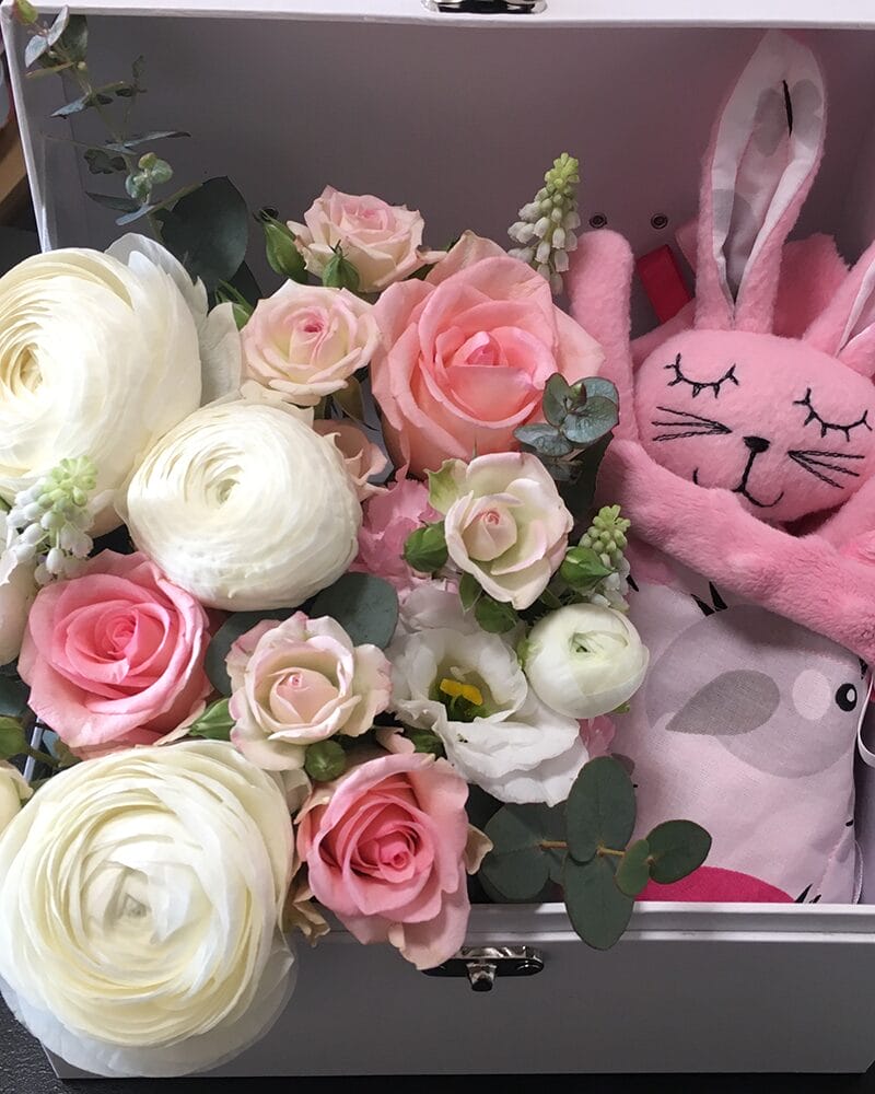 Ziedu kompozīcija ar dāvanu jaundzimušajam