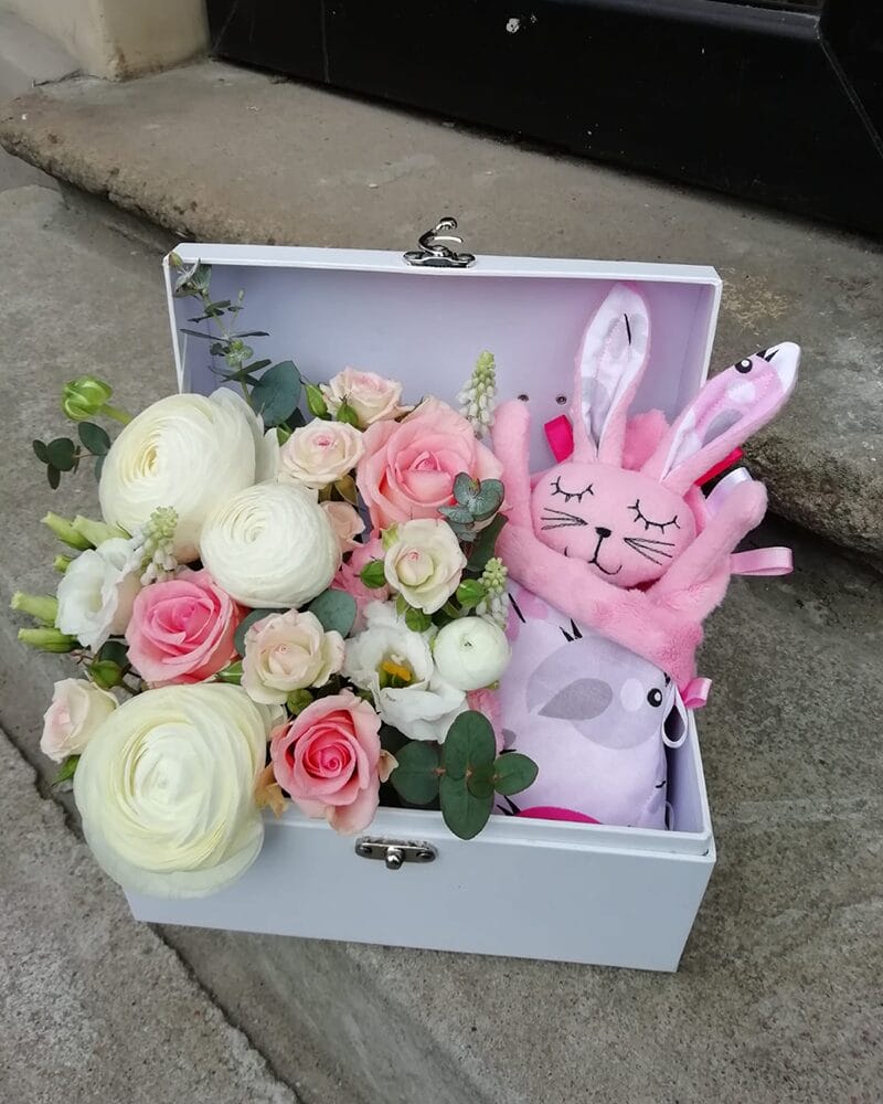 Ziedu kompozīcija ar dāvanu jaundzimušajam