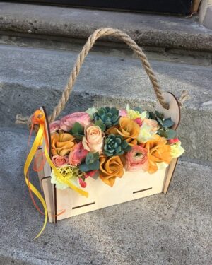 Ziedu kompozīcija koka kastē Oranža