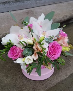 Ziedu kompozīcija ar orhidejām