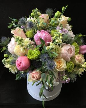 Ziedu kompozīcija ar peonijām un dadžiem