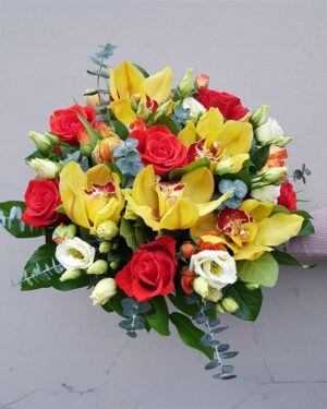 Ziedu pušķis ar dzeltenām cimbīdijām