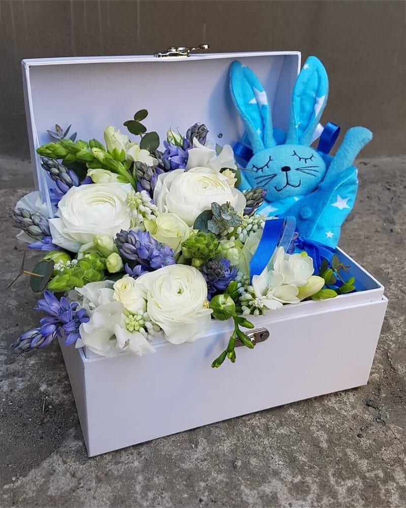 Ziedu kompozīcija ar dāvnu jaundzimušajam maigi zilos toņos