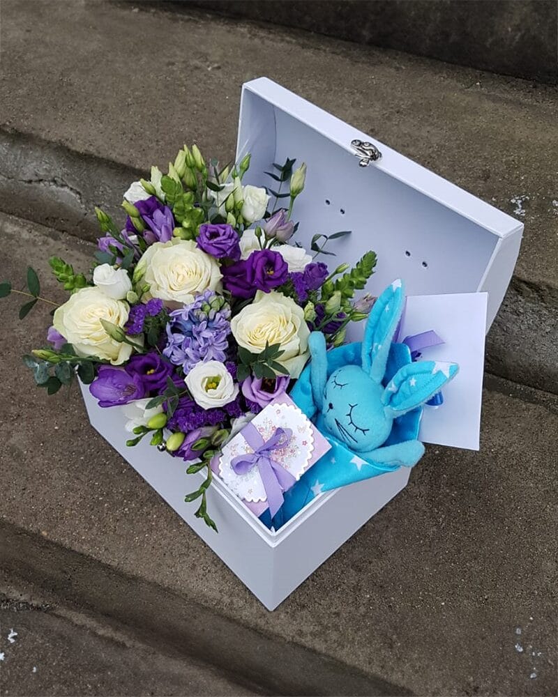 Ziedu kompozīcija ar dāvnu jaundzimušajam maigi zilos toņos