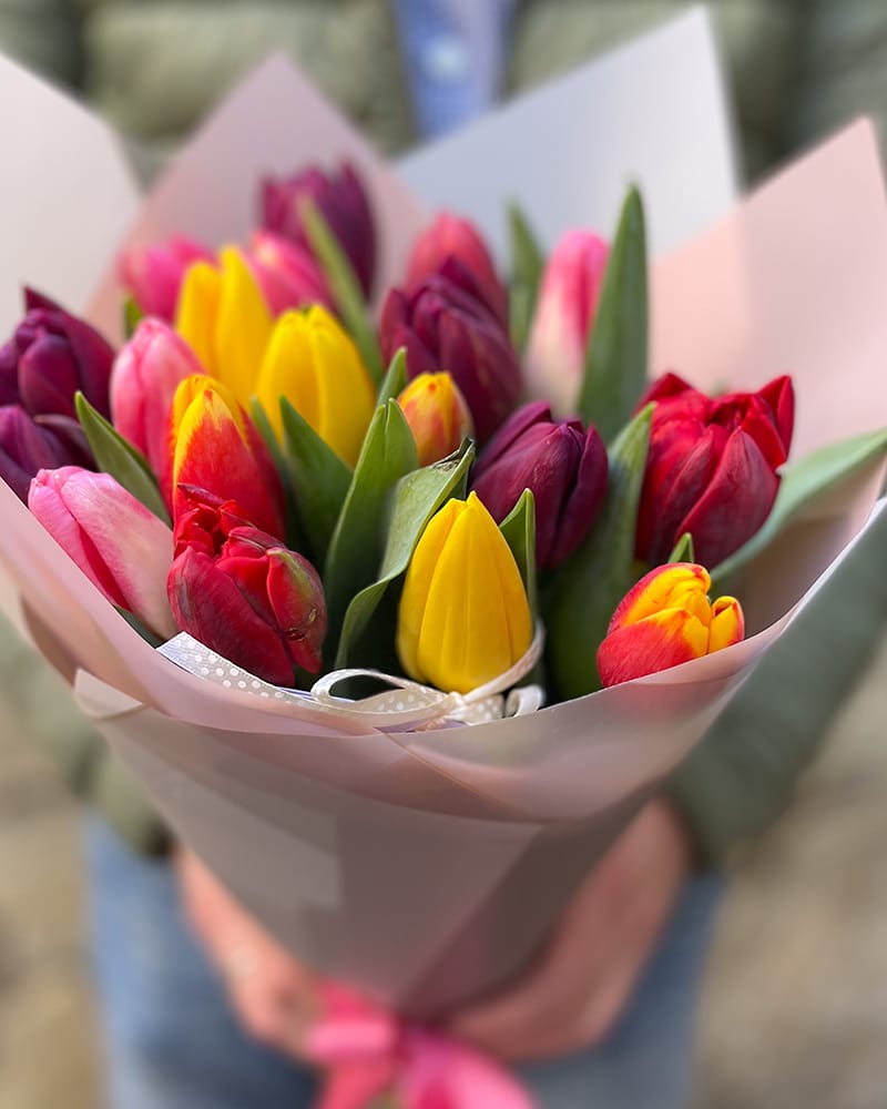 Dažādu krāsu tulpju pušķis - Image 2