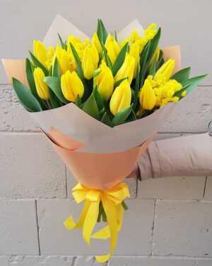 Dzeltenu tulpju pušķis ar mimozu