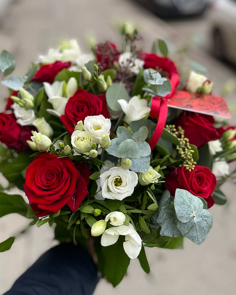 Klasisks ziedu pušķis Odziņa