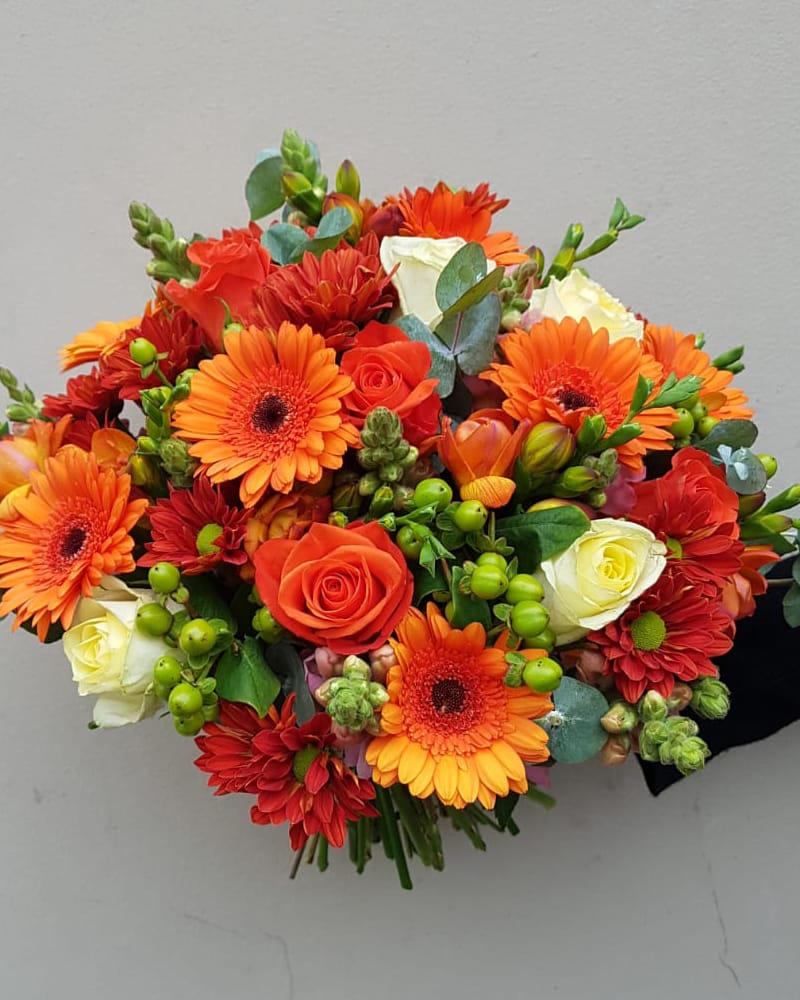 Oranžais rožu, gerberu pušķis