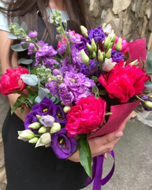 Pušķis peonijas, lefkojas, lizantes