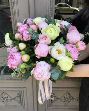 Dažādu krāsu peoniju pušķis