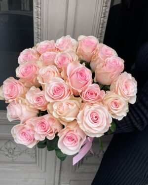 Rozā rožu pušķis