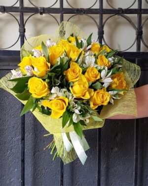 Rožu un alstromēriju pušķis