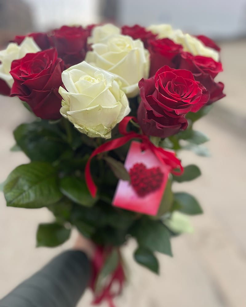 Sarkanu un baltu rožu pušķis