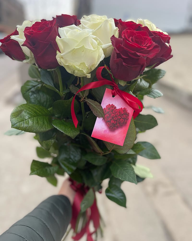 Sarkanu un baltu rožu pušķis