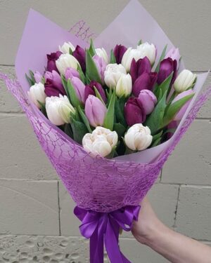 Baltu un violetu tulpju pušķis