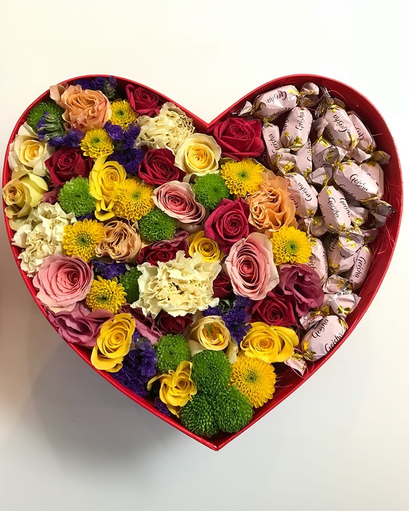 Ziedu kompozīcija sirds formas kastītē ar Geisha konfektēm