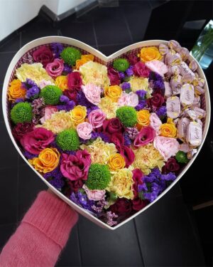 Ziedu kompozīcija sirds formas kastītē ar Geisha konfektēm