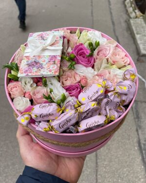 Ziedi un konfektes kastītē