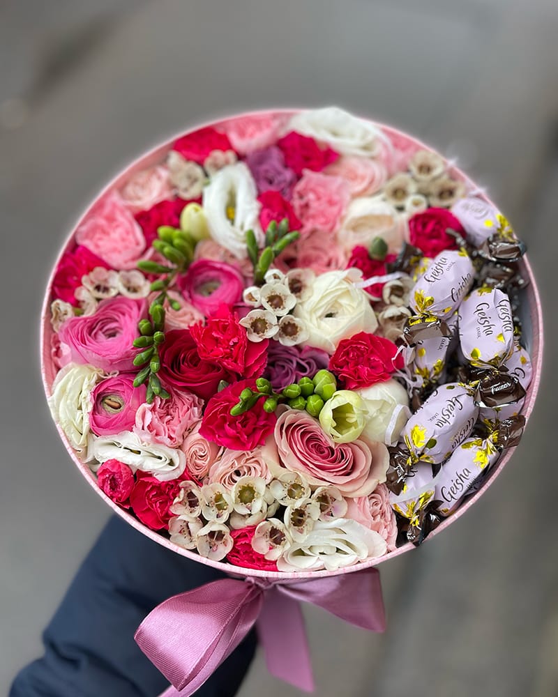 Ziedi un konfektes kastē