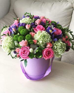 Ziedu kaste ar zaļām neļķēm, rozēm