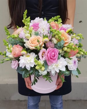 Ziedu kastīte dālijas un sezonas ziedi