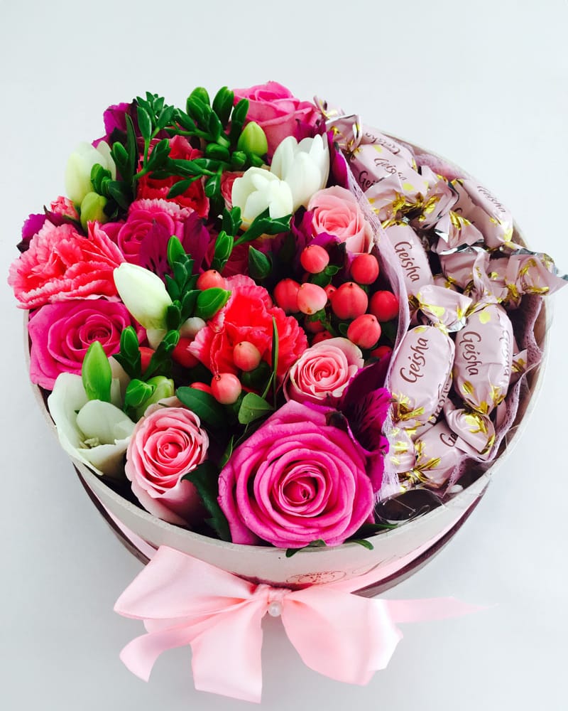 ziedu kastīte ar konfektēm