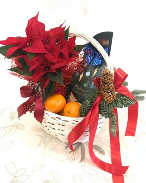 Ziemassvētku kompozīcija grozā