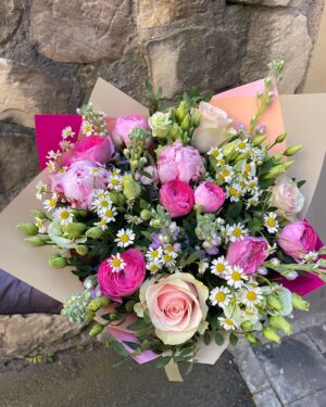 Ziedu pušķis no pavasara un vasaras ziediem