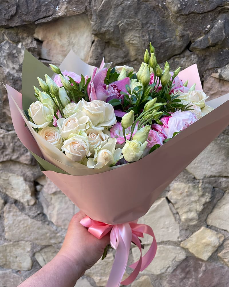 Pušķis peonijas, rozes, lizantes